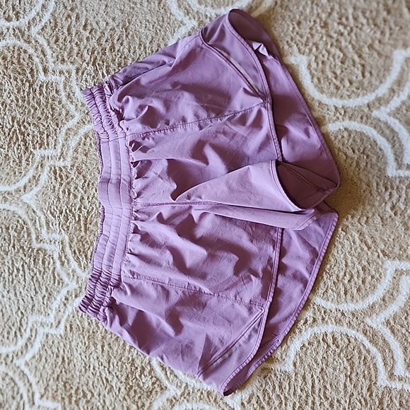 lululemon athletica Pants - EUC Lululemon Hotty Hot Short Long 4" in Jubilee.